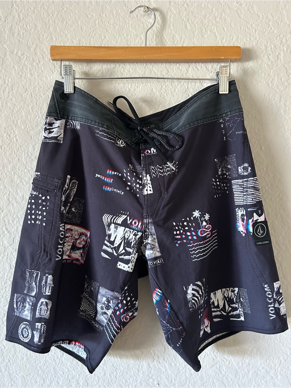 Volcom Men’s Black Graphic Patch-Print Boardshorts